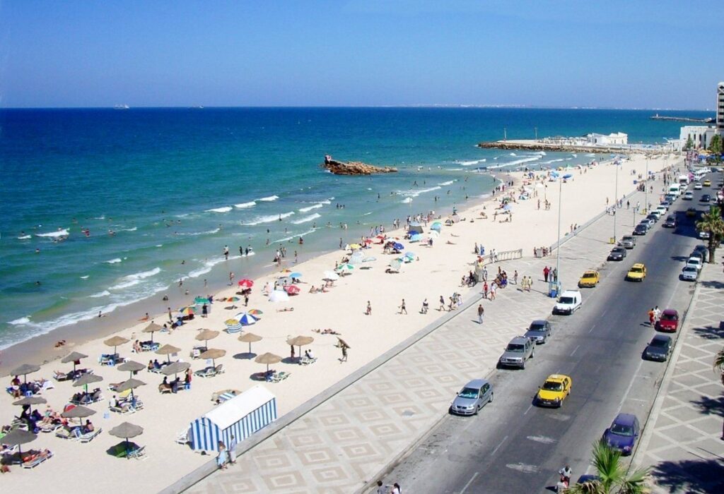 La plage de Boujaafar et la corniche de Sousse vues d’en haut, parasols sur le sable et mer turquoise